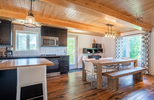 Mauricie Ski Chalet | Rustic & Modern Chalet. 32 Acre of Land. Avec SPA