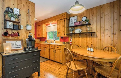 Tobermory Cabin | Rustic cabin w/Games near Lake & National Park