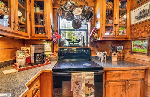Wiley Cabin | Rustic Cabin w/Porches: 8 Mi to Tallulah Gorge!