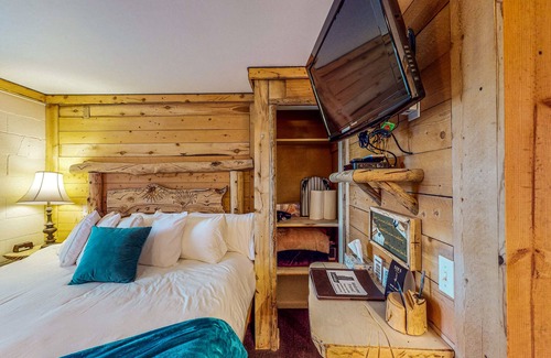 Cedaredge Cabin | Rustic cabin with stellar shared amenities