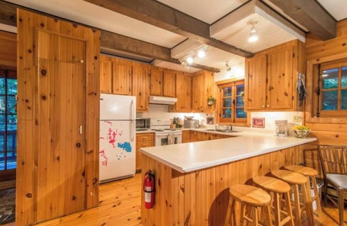 Saint-Faustin-Lac-Carre Cabin | Rustic chalet in Mont-Blanc, lakeside, 4 bedrooms