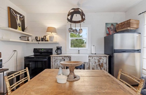 Warrenton House | Rustic Charm in our Quaint Round Top Farmhouse!