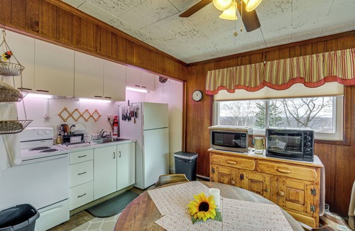 West Mifflin House | ‘Rustic Chic’ Retreat: 4 Mi to Kennywood!