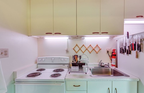 West Mifflin House | ‘Rustic Chic’ Retreat: 4 Mi to Kennywood!