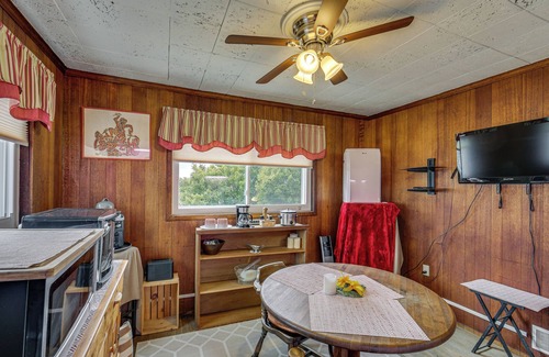 West Mifflin House | ‘Rustic Chic’ Retreat: 4 Mi to Kennywood!