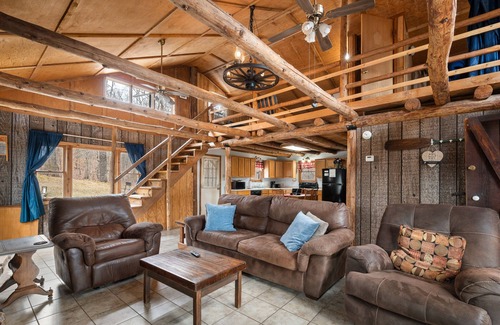 Marble Falls Cabin | Rustic, close to buffalo river, secluded getaway, king bed, hiking ,WIFI