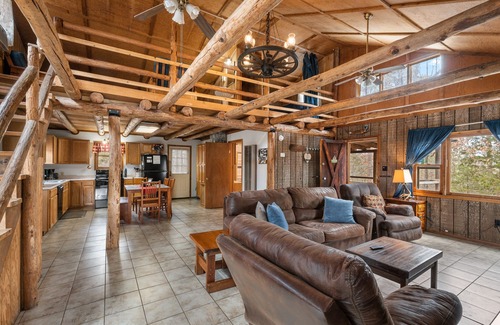 Marble Falls Cabin | Rustic, close to buffalo river, secluded getaway, king bed, hiking ,WIFI