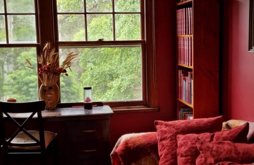 Warburton Cottage | Rustic cottage with glorious mountain views!
