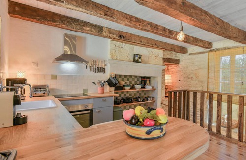 Montcabrier House | Rustic country house with courtyard and spa bath