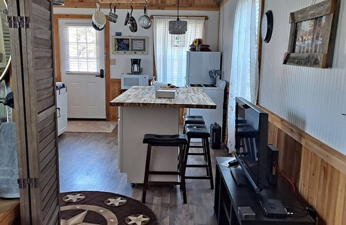 Gainesville Cottage | Rustic cozy cottage. Country living at irs best. Travel down tree lined roads.