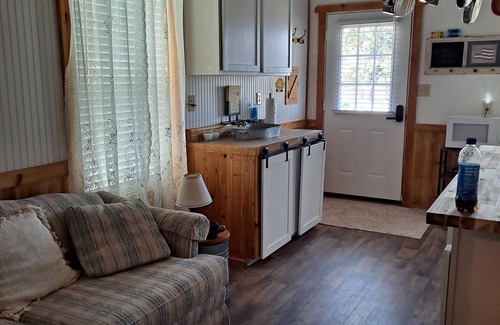 Gainesville Cottage | Rustic cozy cottage. Country living at irs best. Travel down tree lined roads.