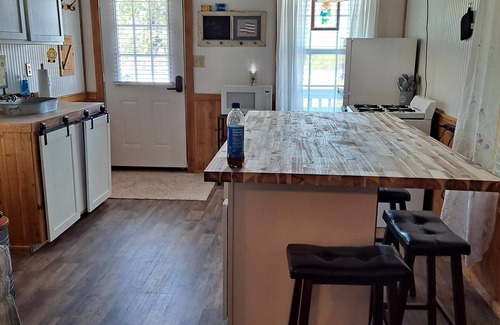 Gainesville Cottage | Rustic cozy cottage. Country living at irs best. Travel down tree lined roads.