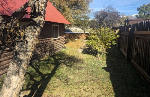 Eagle Cabin | Rustic Cozy Mountain Cabin. Nostalgic with mountain views. 20 Min to Ski Resort