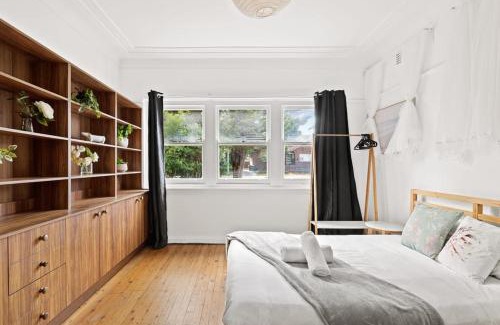 Sans Souci House | Rustic Double Room - Waterfront - Nearby Shops - Shared Bathroom