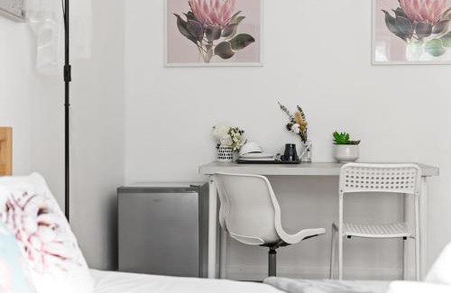 Sans Souci House | Rustic Double Room - Waterfront - Nearby Shops - Shared Bathroom