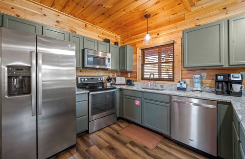 Sevierville Cabin | Rustic Fall Vibes Await! Private Hot Tub! Big Yard, Peaceful Area, Mellow Roads