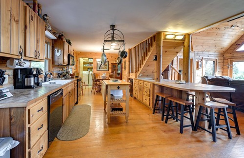 Fancy Gap Cabin | Rustic Fancy Gap Cabin w/Blue Ridge Parkway Views