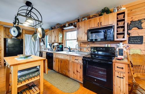 Fancy Gap Cabin | Rustic Fancy Gap Cabin w/Blue Ridge Parkway Views