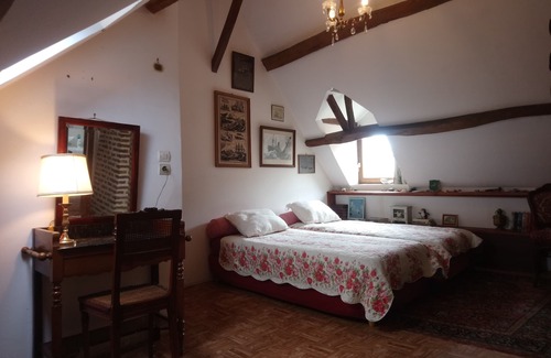 Buire-le-Sec House | Rustic farmhouse in the center of the village.
