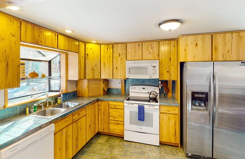 Cripple Creek House | Rustic home with mountain views, wood-burning stove, basketball court, & patio