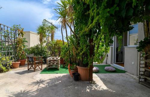 Aigaleo Apartment | Rustic House With Roof Garden