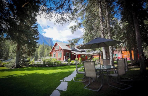 Lake Louise Cabin | Rustic Lake Louise Cabin | Fireplace & Balcony