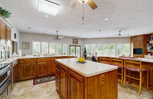 Bumpass House | Rustic lakehouse with views, kayaks, Wifi, Central AC & cozy firepit nights