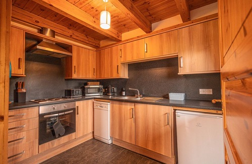 Balfron Apartment | Rustic Lodge retreat with Hot Tub, Sleeps 6
