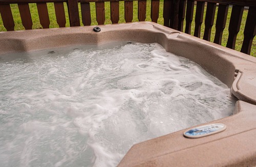 Balfron Apartment | Rustic Lodge retreat with Hot Tub, Sleeps 6