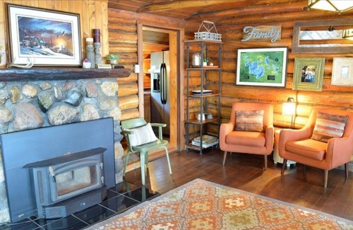 Longville Cabin | Rustic Log Cabin/Modern Addition - Pontoon, Bunk House, Hot Tub - Woman Chain