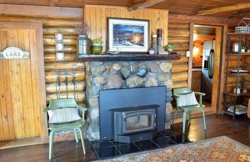 Longville Cabin | Rustic Log Cabin/Modern Addition - Pontoon, Bunk House, Hot Tub - Woman Chain