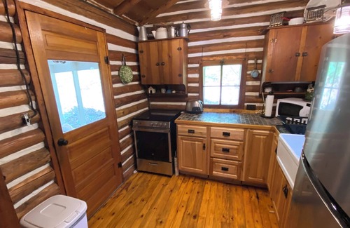 Atlanta Cabin | Rustic Log Cabin on beautiful Avery Lake.