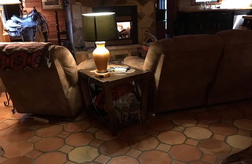 Grenada House | Rustic log cabin with 5 beds in a private setting, minutes Grenada Lake & town.