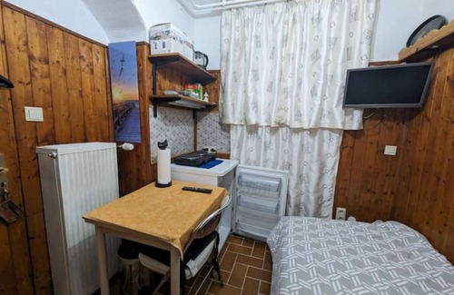 Oberursel Apartment | Rustic monteur room close to nature