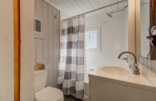 Eidelweiss Village Cottage | Rustic Pet Friendly Cottage w/Private Beach Access