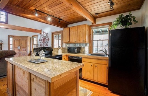 Big Canoe House | Rustic, Private, Cozy Cabin Getaway in Mountains of Big Canoe