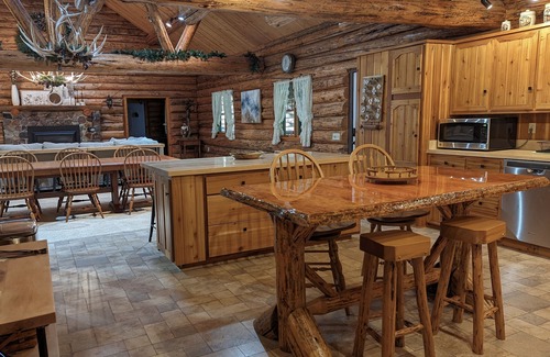 Middlebury Cabin | Rustic Roots Cabin 3bd/3ba Cozy/Shipshewana/ND
