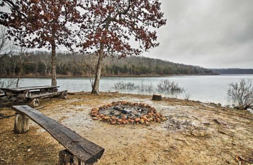Umber View Heights House | Rustic Stockton Lake Cabin Half Mile to Boat Ramp!