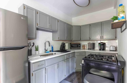 Ravenswood House | ✨Rustic Studio Apartment Heart of Lincoln Square✨