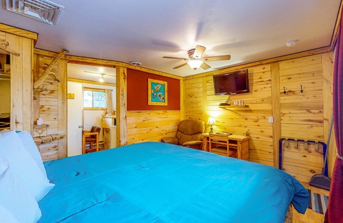 Cedaredge Cabin | Rustic suite cabin, mountain view, hot tub access