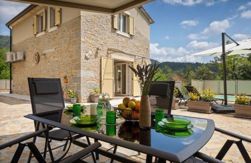 Livade Villa | Rustic villa Casa Mavretici with pool in Motovun
