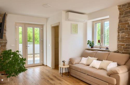Livade Villa | Rustic villa Casa Mavretici with pool in Motovun