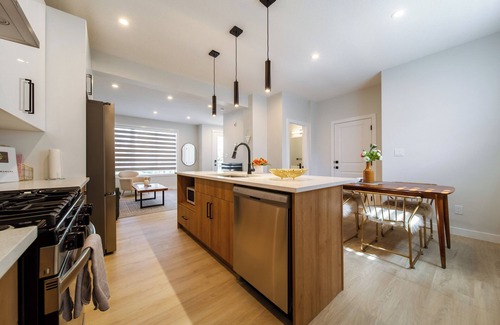 West Edmonton House | RusticModern3CornerSuite | KingBED | Parking | WEM | wifi