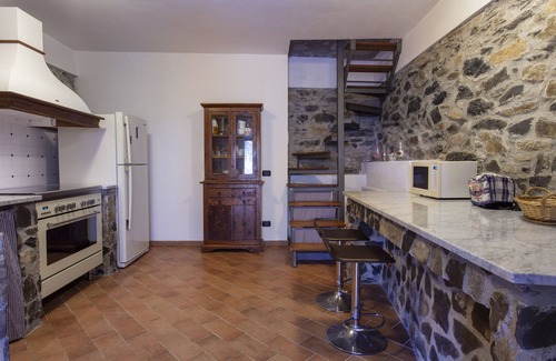 Licciana Nardi Villa | Rustico farmhouse with garden and swimming pool in a hilly area