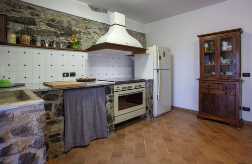 Licciana Nardi Villa | Rustico farmhouse with garden and swimming pool in a hilly area