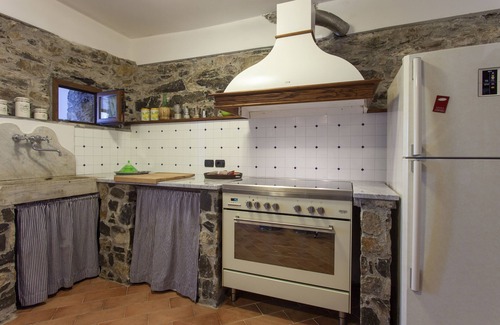 Licciana Nardi Villa | Rustico farmhouse with garden and swimming pool in a hilly area