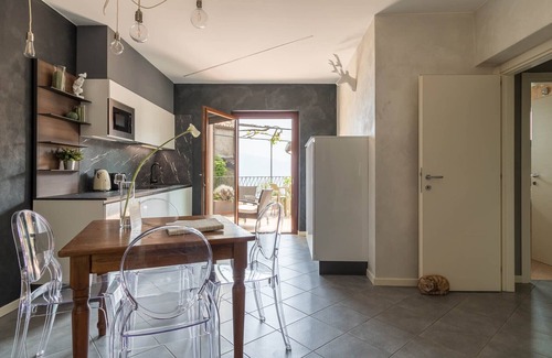 Gardola Apartment | Rustico Minichèto -La Vigna: lovely apartment wit lake view balcony
