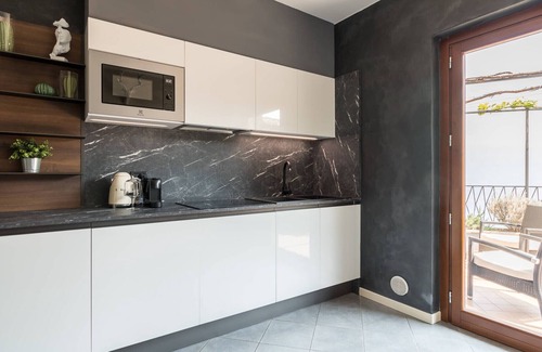 Gardola Apartment | Rustico Minichèto -La Vigna: lovely apartment wit lake view balcony