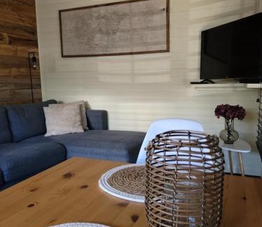 Geel House | Rustig gelegen chalet Solvo met terras aan het water