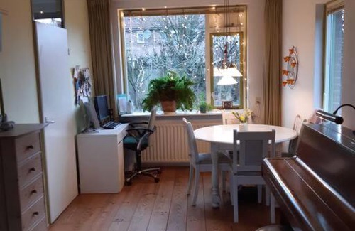 Municipality of Zutphen House | rustige hoekwoning met bad, piano en tuin